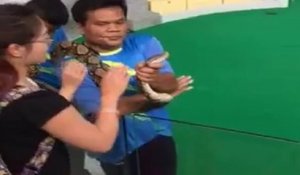 Une fille fait un bisou à un serpent