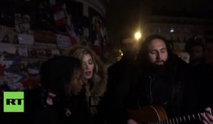 Madonna fait un hommage surprise place de la République à Paris