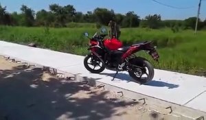 Un petit singe se bat avec un motard