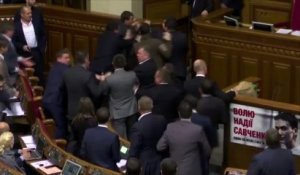 Une séance au parlement ukrainien vire au pugilat