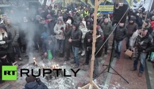 Ukraine : des manifestants devant la Rada demandent la démission de Iatseniouk