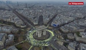 COP21. L'opération éclair de Greenpeace à l'Arc de Triomphe