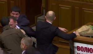 Une bagarre éclate au parlement ukrainien