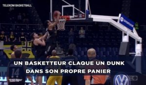 Un basketteur claque un dunk dans son propre panier