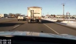 Un policier saute sur un camion pour éviter un accident