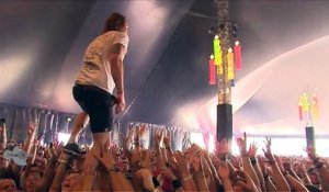 Un chanteur montre ses réflexes lors d'un concert