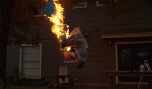 Il fait un back flip en cracchant du feu - Cascade de dingue par Steve-O