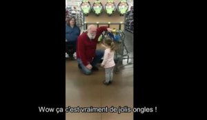 Une jeune fille croit que cet homme est le vrai Père Noël... Ce qu’il a fait m’a laissé bouche bée