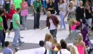 Un jeune homme se met à danser au milieu de la foule, mais ce qui se passe quelques secondes plus