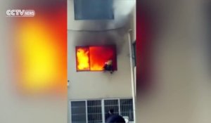 Un pompier en feu saute par la fenetre d'un batiment - plus de peur que de mal