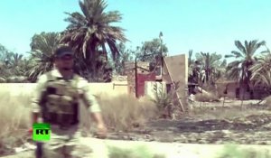 Les troupes irakiennes hissent le drapeau irakien à Ramadi