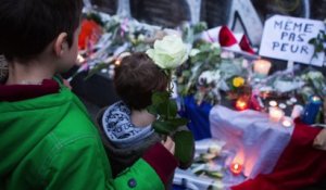 Hommage aux victimes des attentats en 150 photos