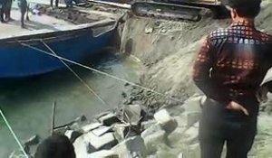 Régis charge une pelleteuse sur un bateau