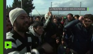 Des migrants désespérés bloquent une voie ferrée à la frontière gréco-macédonienne