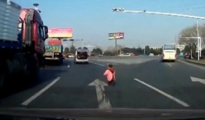 Un enfant de deux ans tombe d'une voiture en marche en Chine