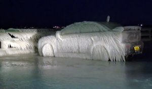 Une voiture entièrement couverte de glace après une tempête
