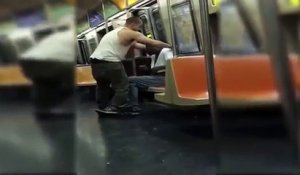 New York : un passager offre ses vêtements à un SDF dans le métro