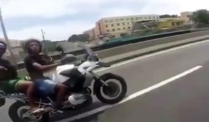 Crash d'un motard qui tente d'échapper à des braqueurs !