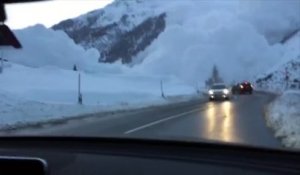 Suisse : des automobilistes face à une avalanche gigantesque