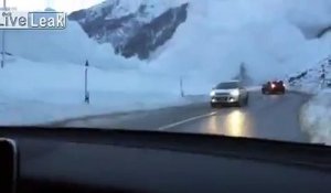 Il filme une avalanche pétrifiante dans les Alpes suisses