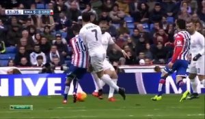 Cristiano Ronaldo donne un coup de pied à un adversaire