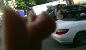 Vengeance contre une fille qui a laissé la merde de son chien sur le trottoir