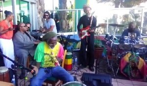 Stevie Wonder chante du Bob Marley pendant une Jam avec un groupe de Reggae