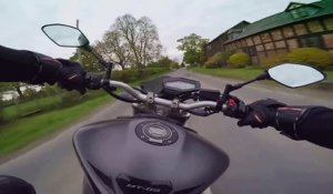 Un motard arrive trop vite dans un virage