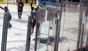 Un joueur de Hockey KO sur la glace - Coup violent - San Antonio - San Diego