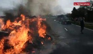 RN12. Les agriculteurs bloquent la quatre-voies à Guingamp