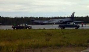 Un avion F16 retourné par un autre au moment du décollage