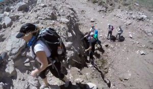 Un groupe de randonneurs surpris par un spectaculaire glissement de terrain