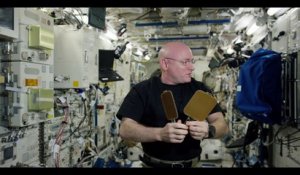 Quand un astronaute joue au ping-pong avec de l'eau