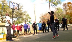 SHAQUILLE O'NEAL et des policiers font une partie de Basket avec les enfants du quartier - Magique!