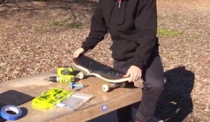 Ce rider skate avec une planche de jeu vidéo Wii Nintendo Tony Hawk.... Skate Everything