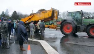 Mûr-de-Bretagne (22).  la RN164 coupée par les agriculteurs