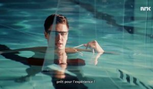 Un scientifique se tirer dessus avec un fusil mitrailleur dans une piscine