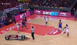 Ce joueur de basket Chinois essaie d'échapper à Jason Maxiell après une grosse faute... Cours vite!!!