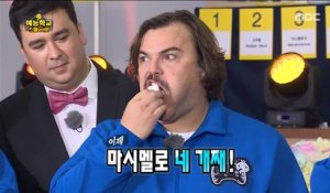Jack Black mange des chamallows dans une émission Coréenne
