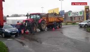 Quimper. Les accès au supermarché Carrefour bloqués par les agriculteurs