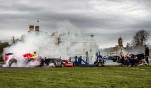 La Red Bull de Daniel Ricciardo face à des rugbymen