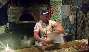 Un pizzaïolo fait des acrobaties incroyables avec une pizza !