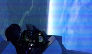 Un simulateur de vol dans un cokpit de F16