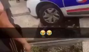 Zap Vidéo: une voiture de police piégée sur les rails du Tram à Marseille !