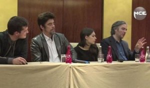Paradise Lost : Benicio Del Toro et Josh Hutcherson parlent des coulisses du film (vidéo MCE)