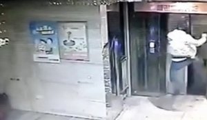 Un Chinois met un gros coup de pied dans une porte d'ascenseur - FAIL !