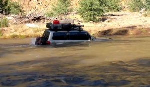 Un Nissan Patrol tente de traverser une grosse rivière