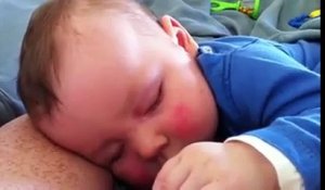 Un bébé rit en dormant. Trop mignon
