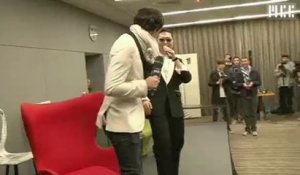 Exclu MCE : Jordan De Luxe interrompt la conférence de presse de Psy pour qu'il lui apprenne la chorégraphie de Gangnam Style
