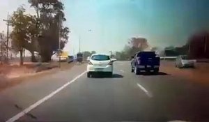 Road rage sur une route de campagne en Thaïlande